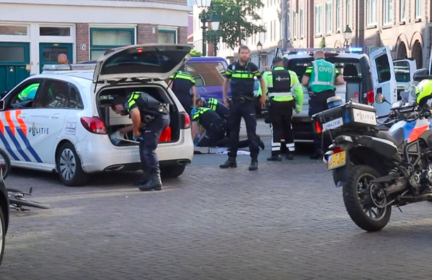 Kijk terug: Politie schiet verwarde man met hakbijl neer in Scheveningen